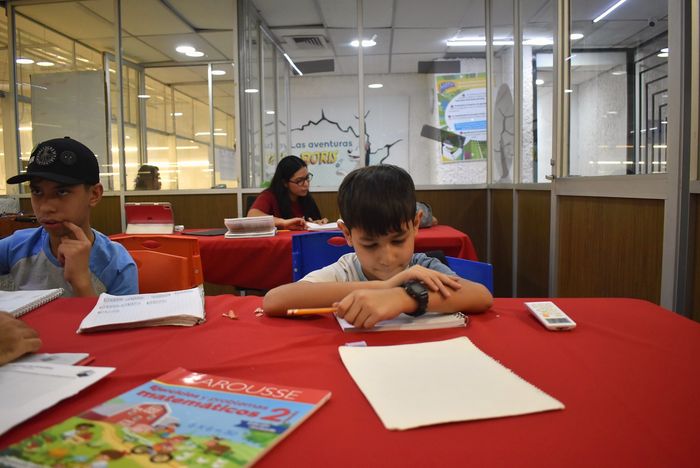 Tutora acompañando a un alumno de forma personalizada.